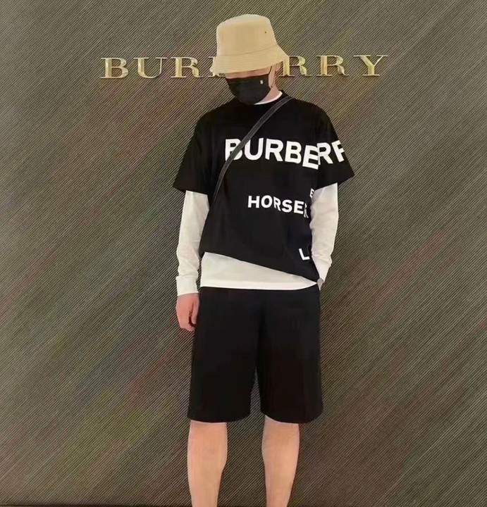 商品Burberry|BURBERRY/博柏利 黑色棉质Horseferry印花休闲T恤 男女同款 情侣款80805431,价格¥1414,第13张图片详细描述