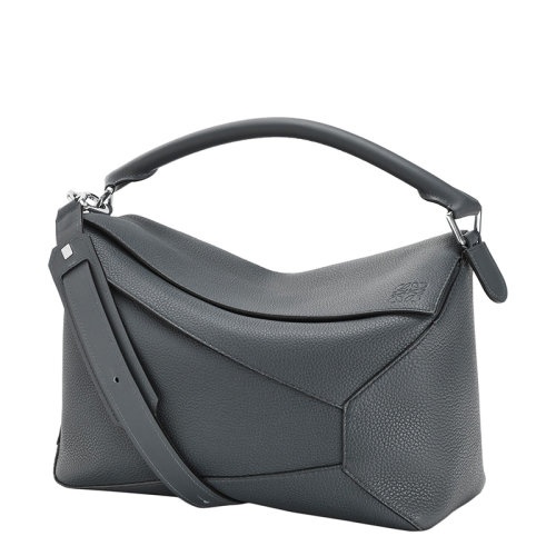 商品Loewe|【包税】LOEWE/罗意威 22春夏新款Puzzle Edge系列 男士大号煤灰色粒面牛皮革Anagram压纹可单肩斜挎手提拼图包B510140X01-1110,价格¥24415,第6张图片详细描述