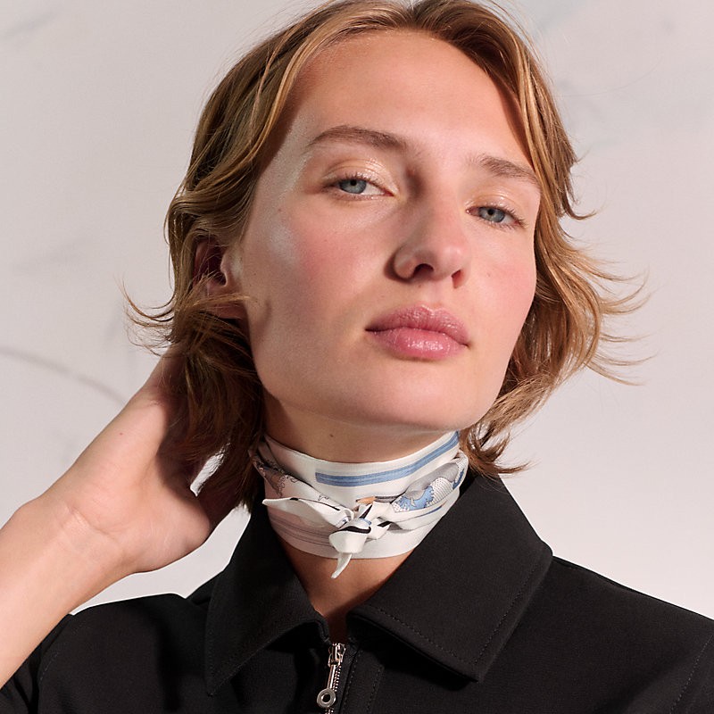 商品Hermes|Hermes爱马仕 Twilly女士白色/灰色真丝丝巾,价格¥1777,第4张图片详细描述