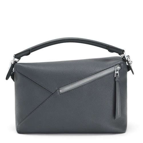 商品Loewe|【包税】LOEWE/罗意威 22春夏新款Puzzle Edge系列 男士大号煤灰色粒面牛皮革Anagram压纹可单肩斜挎手提拼图包B510140X01-1110,价格¥24415,第4张图片详细描述