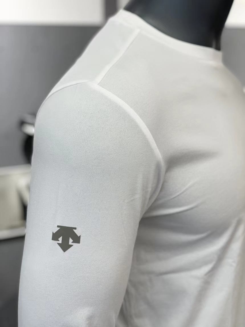 商品DESCENTE|【享贝家】DESCENTE 迪桑特 圆领运动长袖 侧面小标 男款 白色 SN323UTL71（现采购商品，下单后12天内发货）,价格¥419,第8张图片详细描述