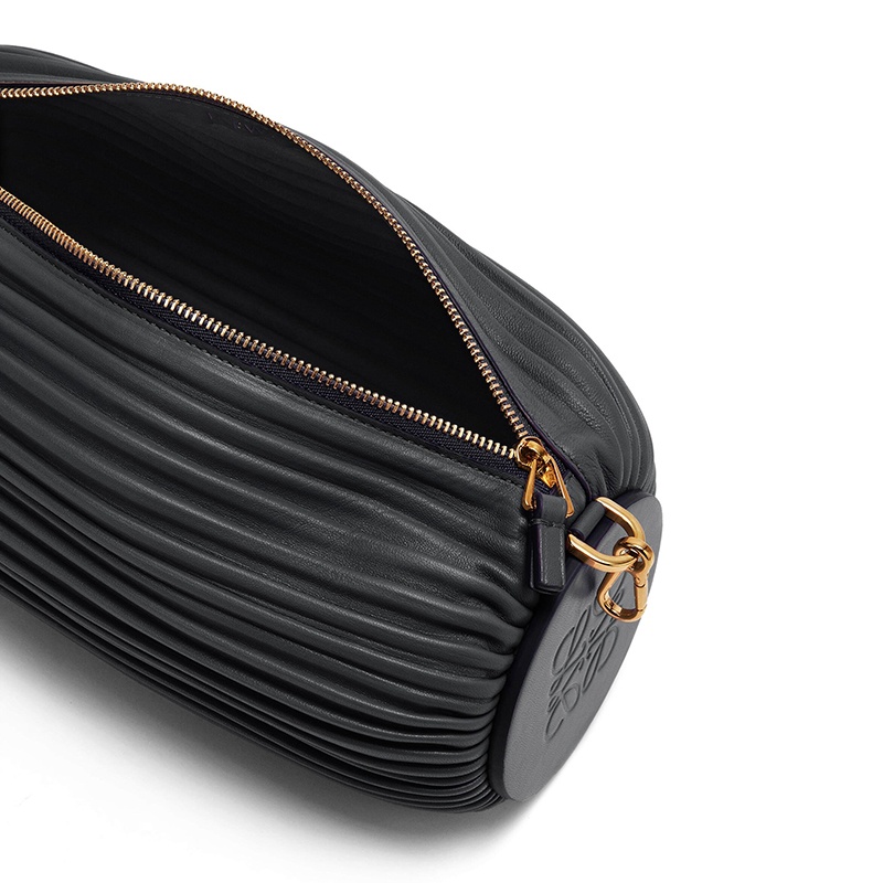商品Loewe|LOEWE/罗意威 22新款 女士黑色羊皮革褶皱效果拉链开合两端同色徽标压纹手拿包手腕包单肩手提包A912P84X08-1100,价格¥9203,第6张图片详细描述