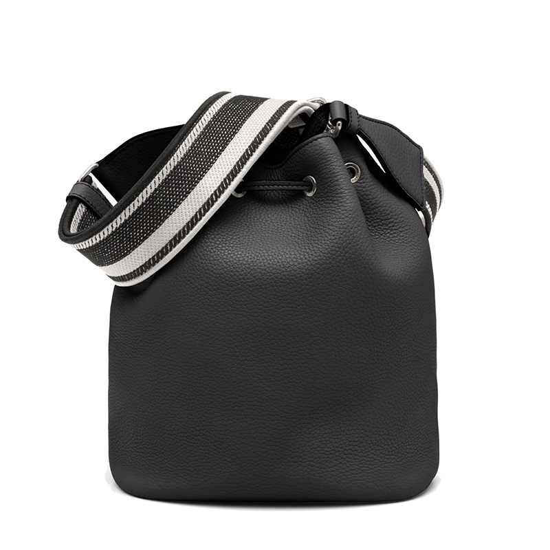 商品Prada|PRADA/普拉达 22春夏新款Flou系列 女士黑色皮革银扣单肩斜跨手提抽绳水桶包1BE060_2DKV_F0002_V_3OO,价格¥18008,第4张图片详细描述