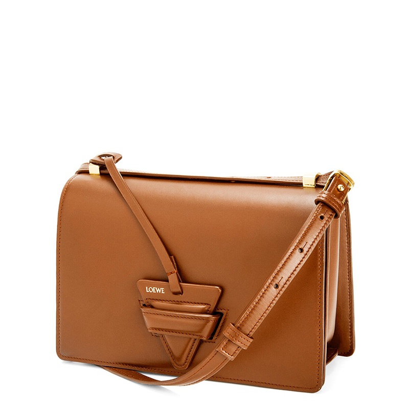 商品Loewe|【包税】LOEWE/罗意威 2021秋冬新款 Barcelona系列 女士棕褐色小牛皮徽标三角搭扣单肩斜挎包0010594182,价格¥23470,第5张图片详细描述