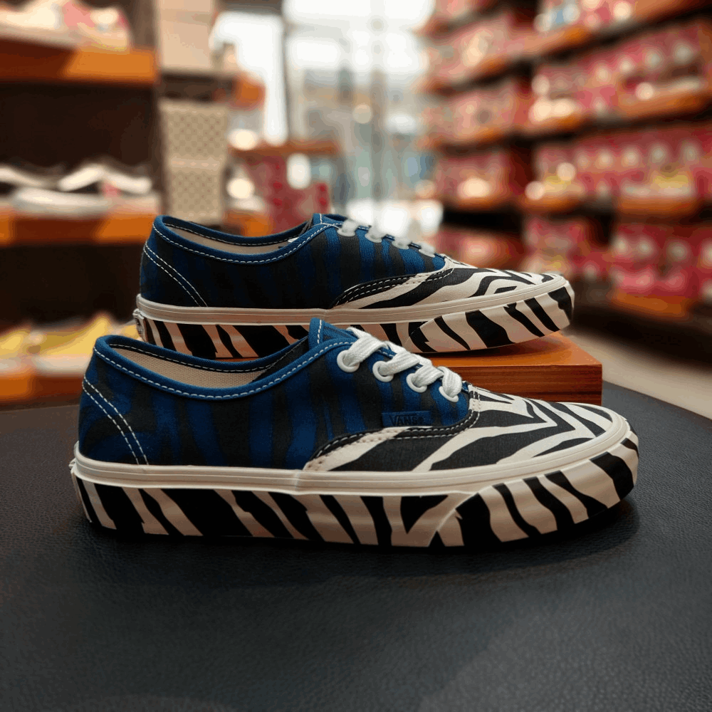 商品Vans|【韩国直邮|包邮包税】万斯[VANS] Ua Authentic # Animal # 男女共用 运动鞋 蓝色/zebra (VN0A5KRDASQ),价格¥281,第1张图片详细描述