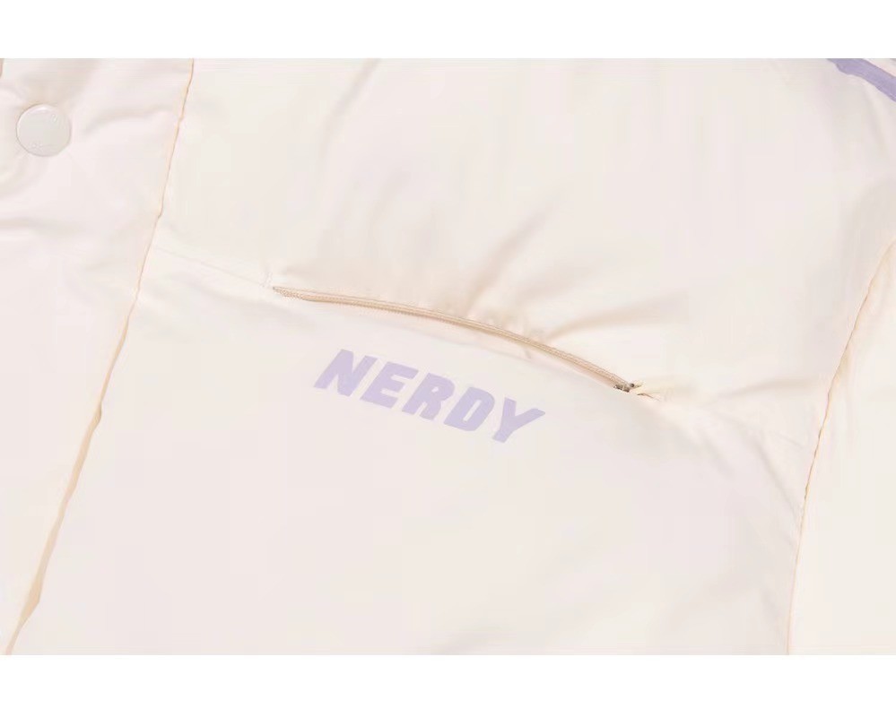 商品NERDY|【享贝家】NERDY 印花宽松连帽羽绒服外套 男女同款 乳白色（预售款，10天发货） PNEW21DJ02,价格¥568,第4张图片详细描述