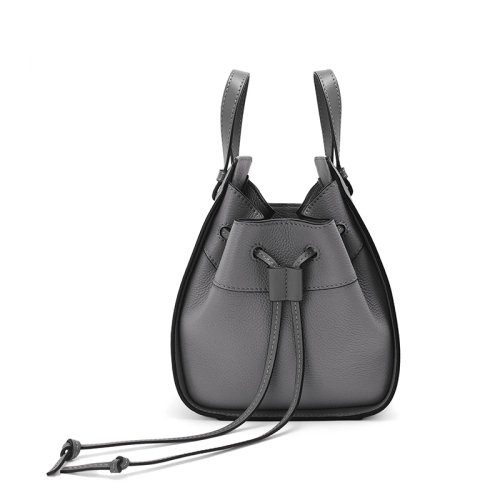 商品Loewe|【包税】 LOEWE/罗意威 Hammock系列 女士迷你款沥青灰色柔软粒面牛皮革单肩斜挎手提吊床包A538V07X15-1640,价格¥13647,第5张图片详细描述