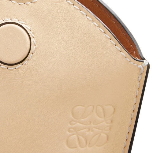 商品Loewe|【包税】LOEWE/罗意威 22春夏新款Gate Pocket系列 男士香草和沙漠色牛皮革侧面锁扣金属销Anagram压纹可单肩斜挎小包 109.30BZ42-8004,价格¥5302,第3张图片详细描述