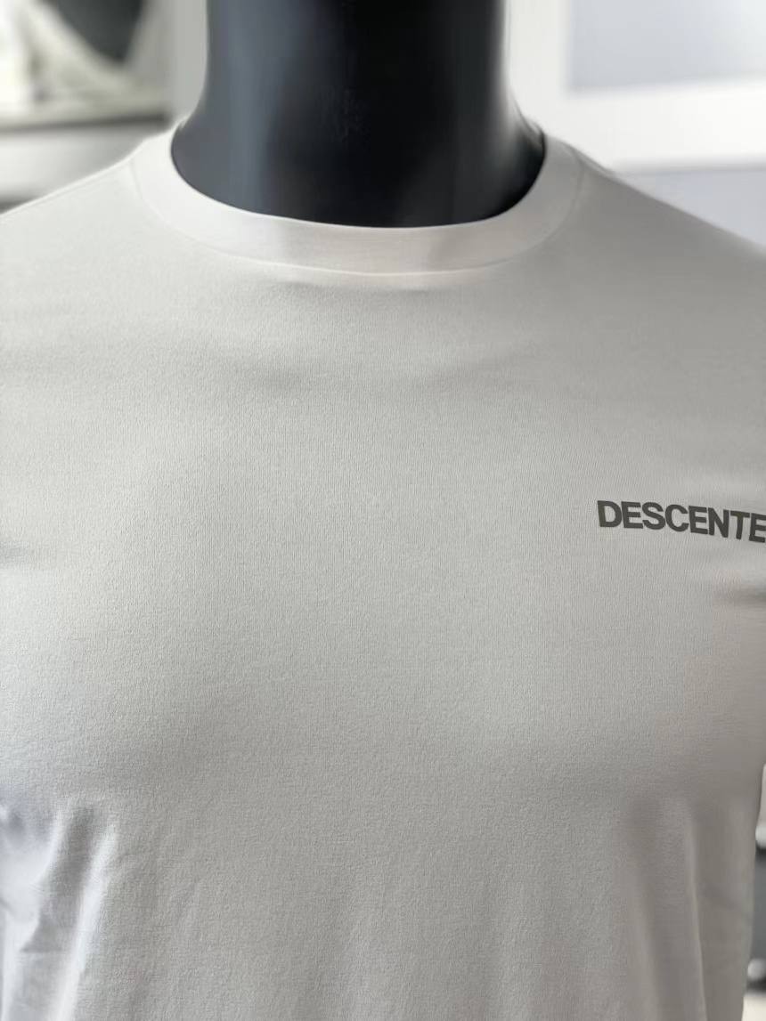 商品DESCENTE|【享贝家】DESCENTE 迪桑特 圆领运动长袖 �侧面小标 男款 白色 SN323UTL71（现采购商品，下单后12天内发货）,价格¥423,第6张图片详细描述