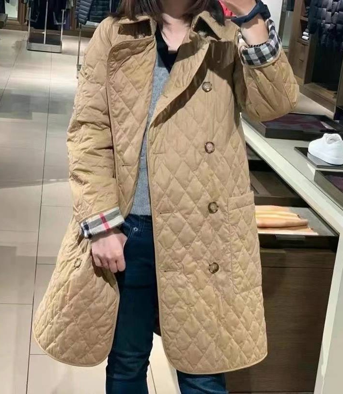 商品Burberry|BURBERRY/博柏利 女士驼色聚酮格纹印双排扣长款棉服80530431,价格¥3178,第5张图片详细描述