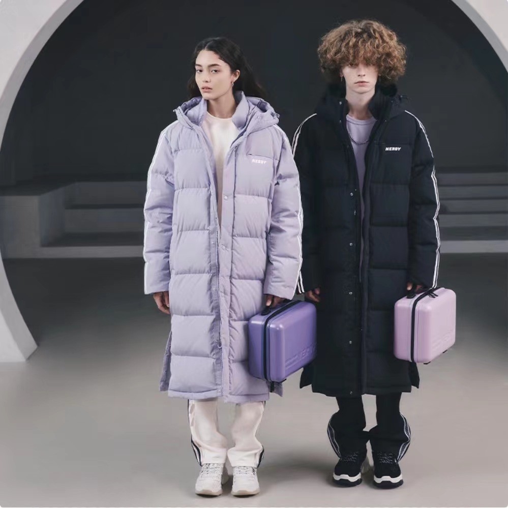 商品NERDY|【享贝家】NERDY 字母长款连帽羽绒服外套 男女同款 紫色（预售款，10天发货） PNEW21DJ06,价格¥729,第5张图片详细描述