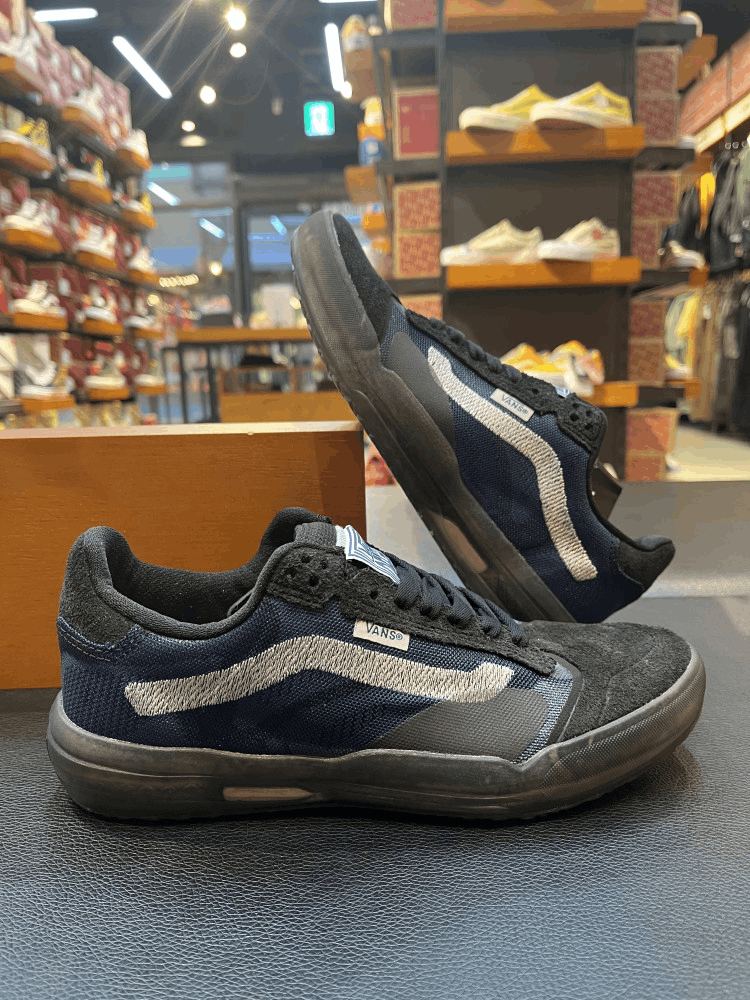 商品Vans|【韩国直邮|包邮包税】万斯 Evdnt Ultimatewaffle # Deuce #男女通用鞋 # black/true white (VN0A5DY78B2),价格¥532,第2张图片详细描述