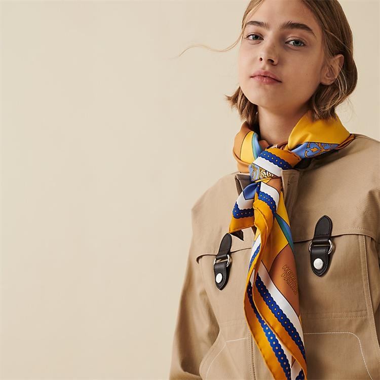 商品Hermes|爱马仕 “条纹版柏林马车”90厘米方巾 H003864S 06,价格¥3391,第3张图片详细描述