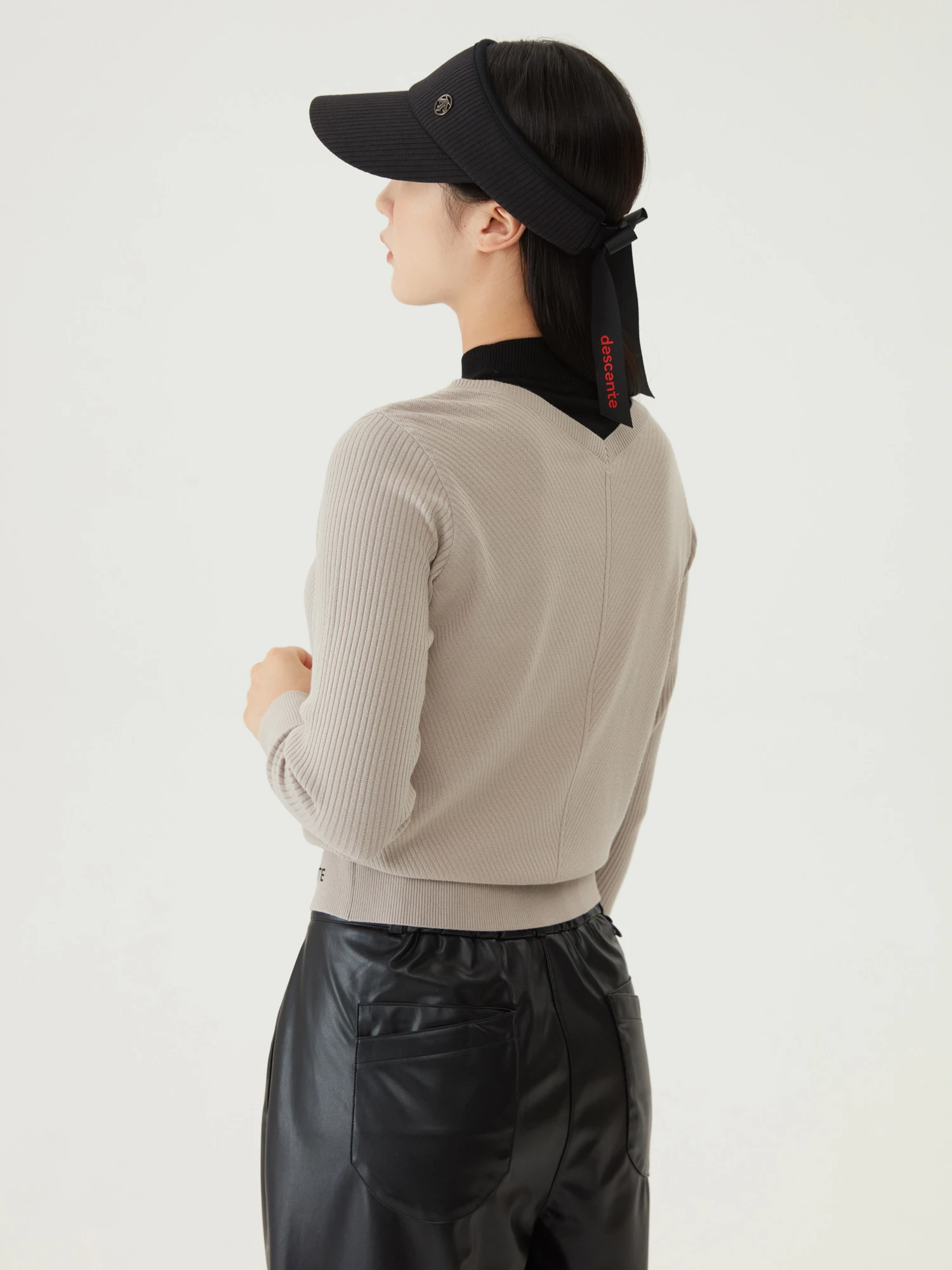 商品【预售商品15天发货】 DESCENTE|高尔夫女性撞色V领套头毛衣时尚 DO32WFKP93-BLKG,价格¥1025,第5张图片详细描述