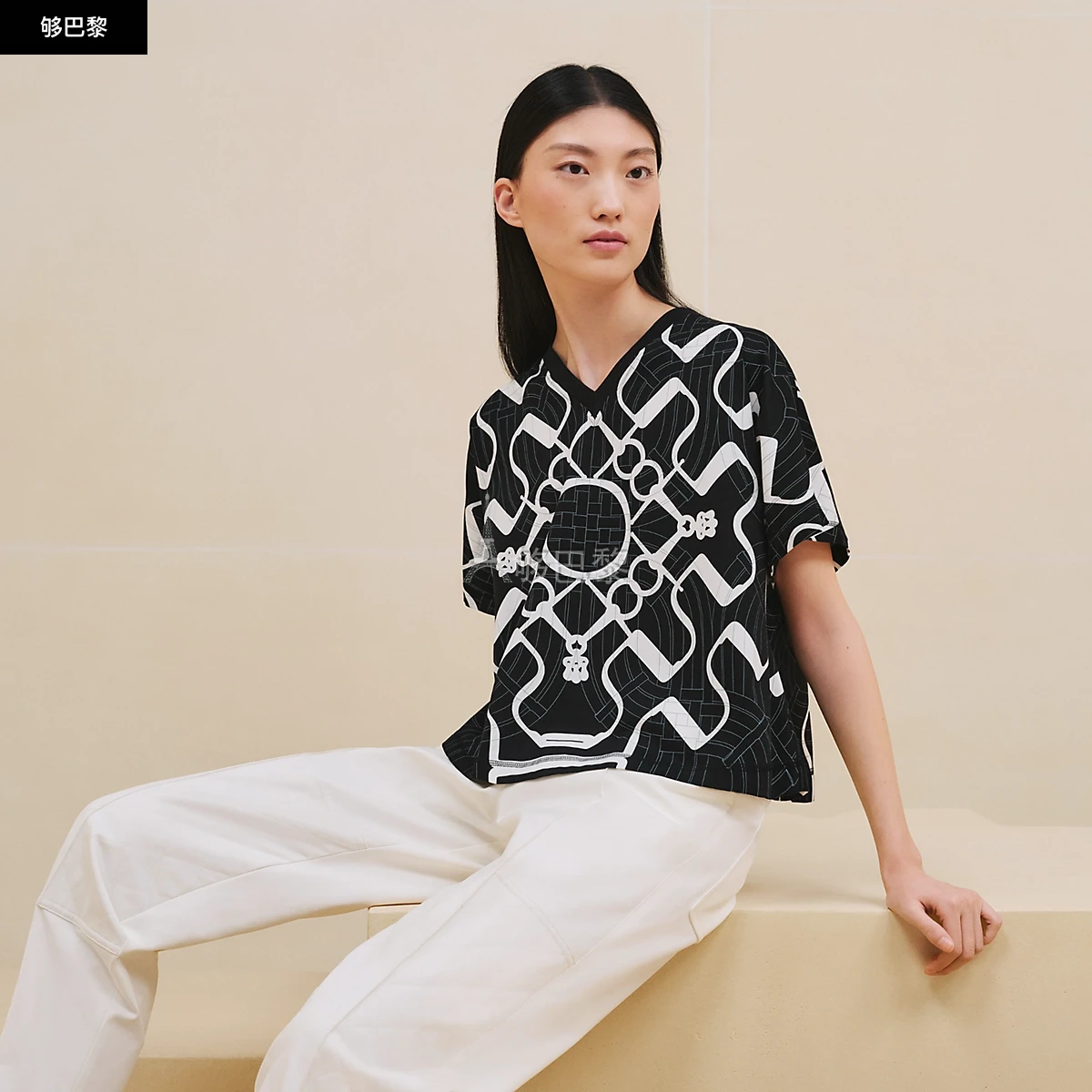 商品Hermes|【预售】 爱马仕 24秋冬 女士 短袖T恤 T-shirt col V imprimé « Mors à Jouets Détouré Tatoo » H4H4630DD02,价格¥7257,第3张图片详细描述