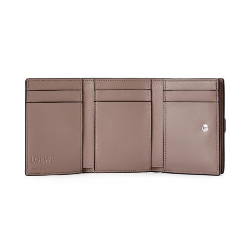 商品Loewe|【包税】LOEWE/罗意威 女士裸色/柠檬草色粒面牛皮革徽标压纹搭扣三折钱包C660TR2X01-1851,价格¥4371,第6张图片详�细描述