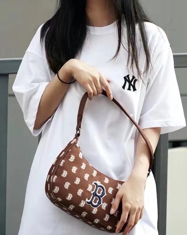 商品MLB|【享贝家】MLB 时尚休闲复古老花印花 波士顿红袜腋下包手提单肩包 深棕色 3ABQS102N-43BRD,价格¥364,第3张图片详细描述