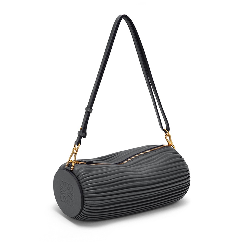 商品Loewe|LOEWE/罗意威 22新款 女士黑色羊皮革褶皱效果拉链开合两端同色徽标压纹手拿包手腕包单肩手提包A912P84X08-1100,价格¥9203,第2张图片详细描述