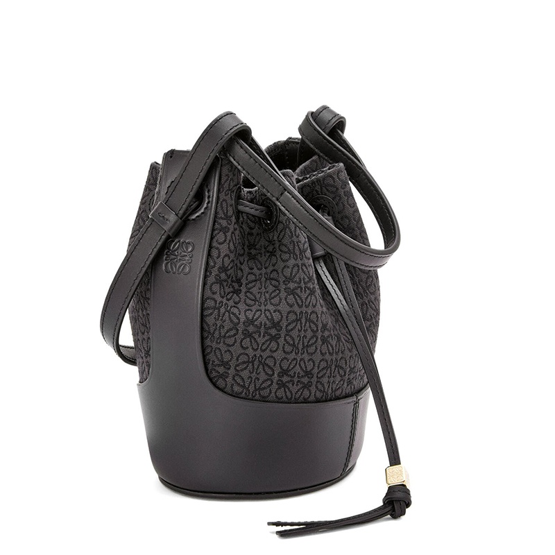 商品Loewe|【包税】LOEWE/罗意威 2021秋冬新款 Balloon系列 女士迷你无烟煤色/黑色徽标印花帆布小牛皮抽绳封口可调节肩带气球手提斜挎单肩包0010593010,价格¥11448,第6张图片详细描述
