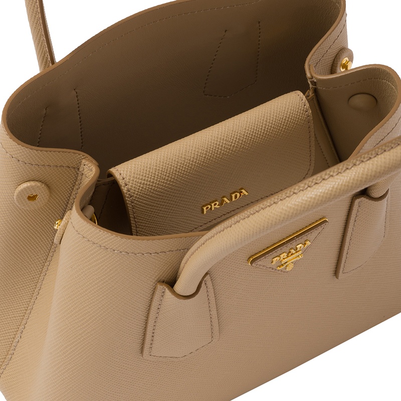 商品Prada|PRADA/普拉达 22新款 Prada Double系列 女士mini砂米色saffiano皮革金扣徽标单肩斜跨手提包1BG443_2A4A_F0036_V_XOO,价格¥24872,第5张图片详细描述