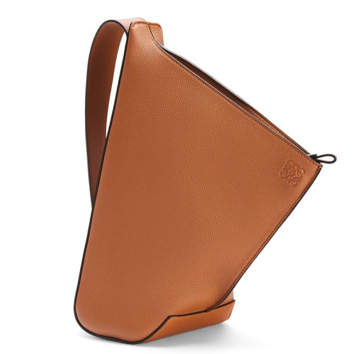 商品Loewe|【包税】LOEWE/罗意威 22春夏新款 男士棕褐色Anton软粒面小牛皮斜挎单肩包0010640993,价格¥11448,第5张图片详细描述