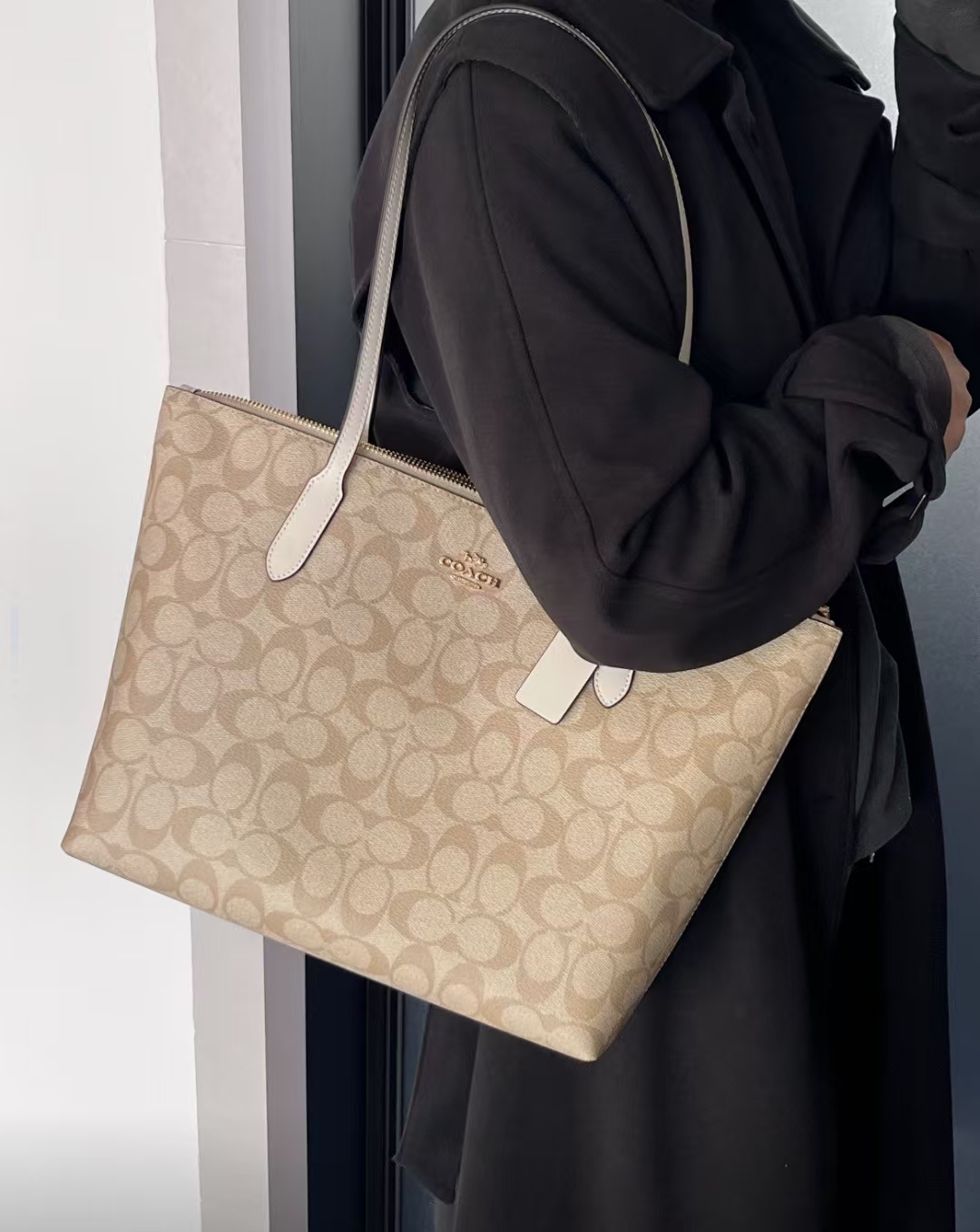 商品[国内直发] Coach|COACH蔻驰 Zip Top Tote 30 老花帆布配皮托特包Tote包购物袋单肩包 大号 女款 白色配棕色老花,价格¥1252,第8张图片详细描述