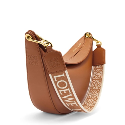 商品Loewe|【包税】LOEWE/罗意威 22新款Luna系列 女士小号山核桃色缎面小牛皮半月形流浪包单肩手提腋下包A923PM1X01-3627,价格¥14719,第4张图片详细描述