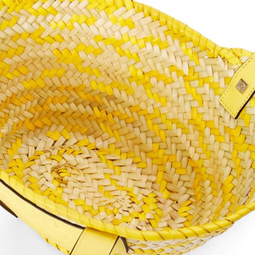 商品Loewe|【包税】LOEWE/罗意威 22新款Basket系列 女士小号自然色/柠檬色棕榈叶编织牛皮革手柄篮子手提包A223S93X18-2889,价格¥3941,第3张图片详细描述