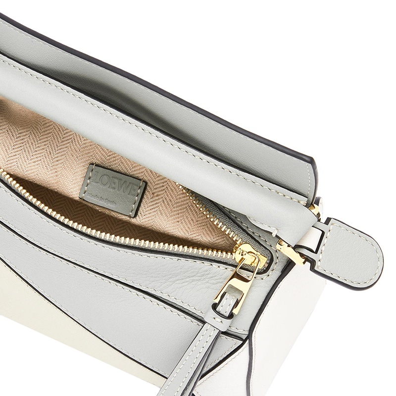 商品Loewe|Loewe/罗意威 22春夏新款Puzzle系列 女士迷你大理石灰色牛皮革几何线条可单肩斜挎手提拼图包 A510U95X34-1693,价格¥15727,第7张图片详细描述