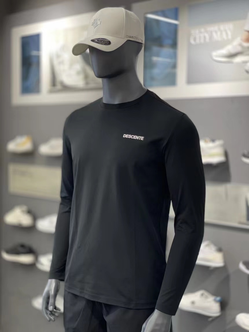 商品DESCENTE|【享贝家】（国内现货）DESCENTE 迪桑特 圆领运动长袖 侧面小标 男款 黑色 SN323UTL71-BLK G-QD,价格¥420,第2张图片详细描述