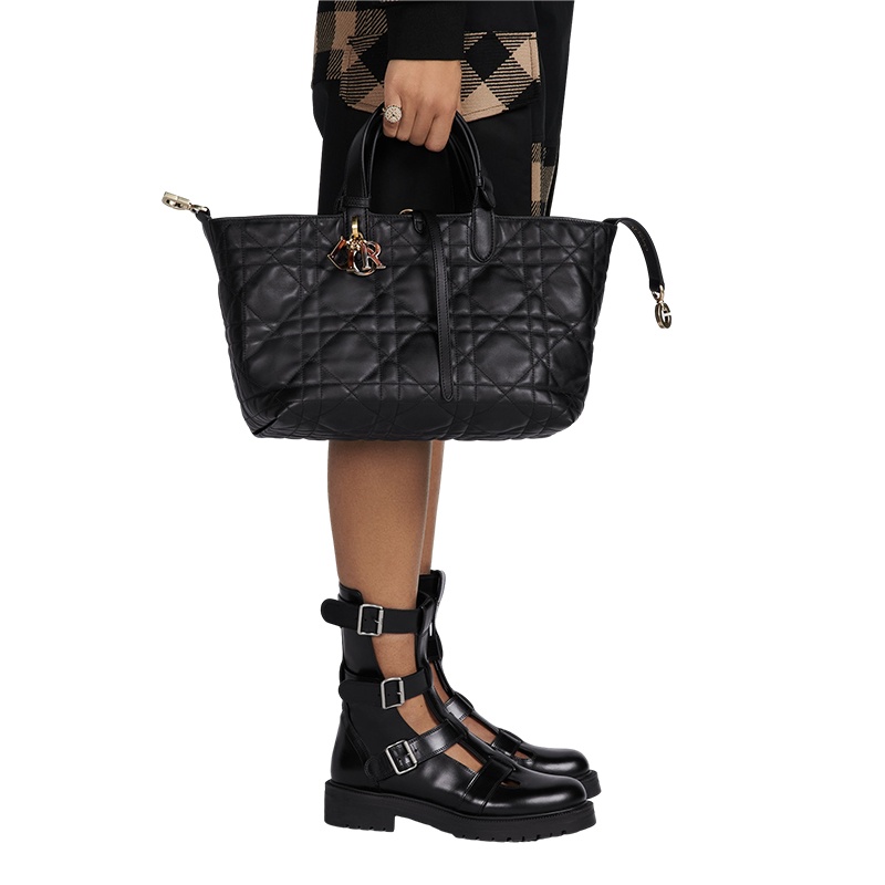商品Dior|迪奥 23新款 TOUJOURS女士中号黑色牛皮革藤格纹手提包 M2821OSHJ_M900,价格¥27480,第6张图片详细描述