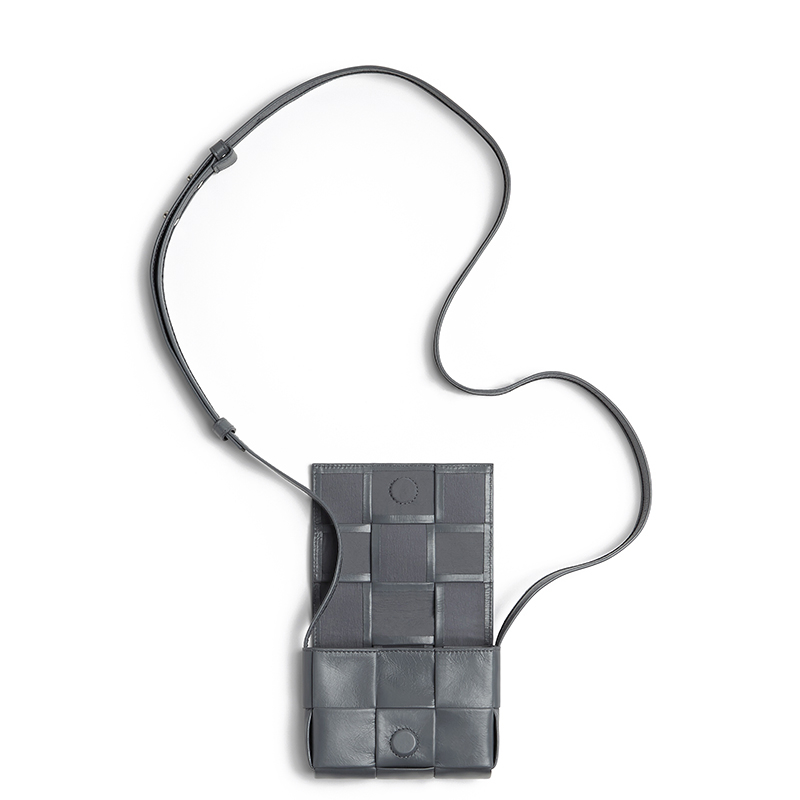 商品Bottega Veneta|【包税】Bottega Veneta/葆蝶家 CASSETTE系列 男士闪电灰Intreccio编织皮革单肩斜挎包667048VCQ721242,价格¥8539,第3张图片详细描述