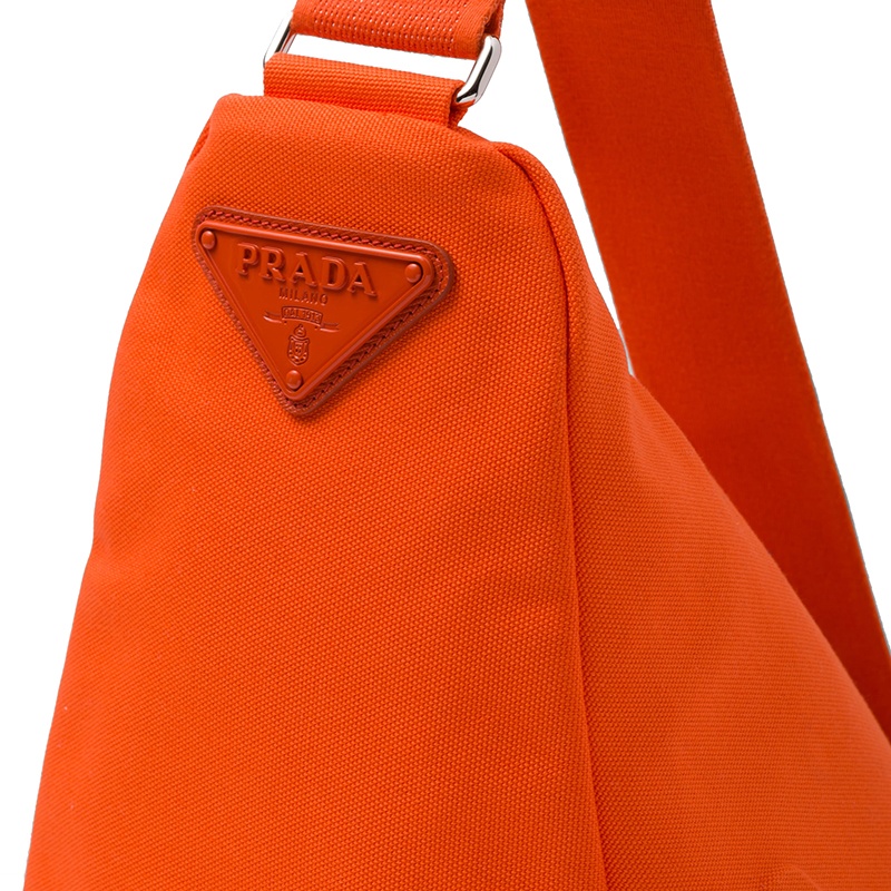 商品Prada|PRADA/普拉达 22春夏新款 Triangle系列 男士橘色织物徽标压印银扣拉链开合单肩斜挎手提三角包2VY007_010_F0049_V_OLO,价格¥12843,第2张图片详细描述