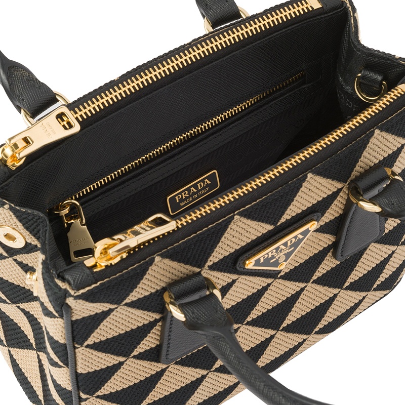 商品Prada|PRADA/普拉达 22新款 Galleria系列 女士黑色/米色拼色刺绣面料配皮手柄拆卸钥匙圈拉链开合金色徽标单肩手提斜挎包1BA906_2FKL_F0Y30_V_XOM,价格¥19874,第3张图片详细描述