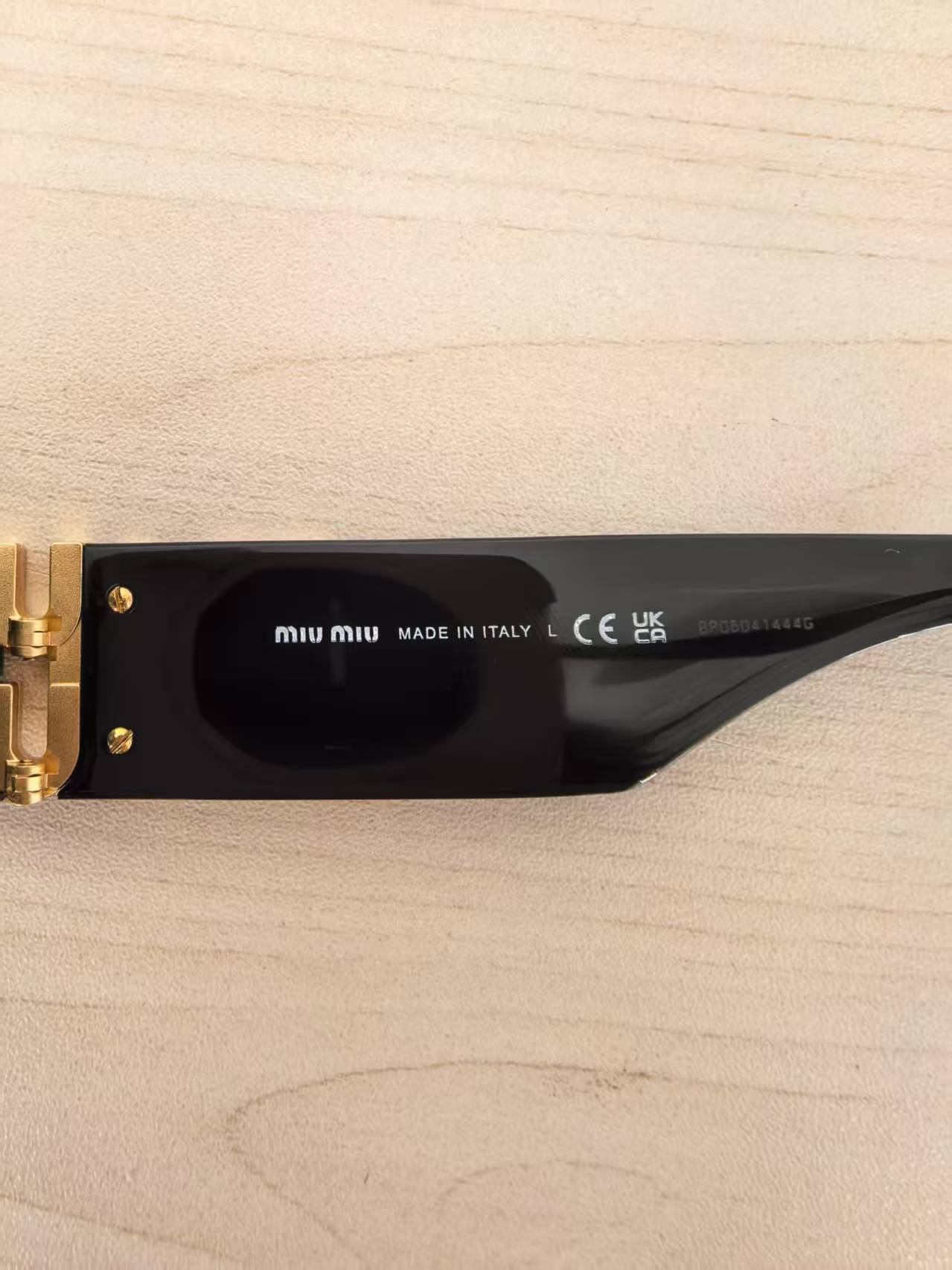 商品[国内直发] Miu Miu|MIU MIU缪缪logo装饰太阳眼镜平光镜微瑕特价,价格¥1666,第1张图片详细描述