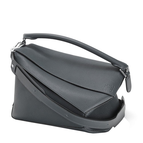 商品Loewe|【包税】LOEWE/罗意威 22春夏新款Puzzle Edge系列 男士大号煤灰色粒面牛皮革Anagram压纹可单肩斜挎手提拼图包B510140X01-1110,价格¥24415,第3张图片详细描述
