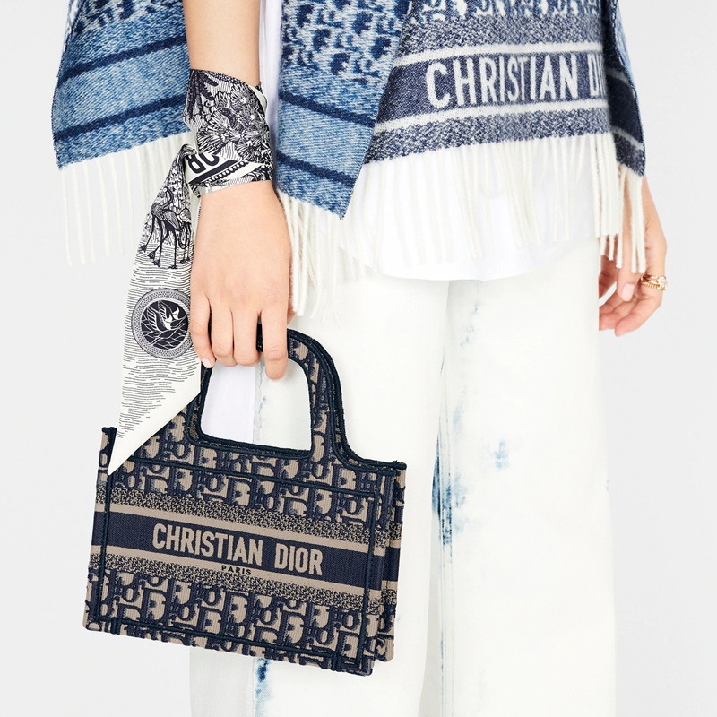 商品Dior|【包税】DIOR/迪奥 20Book tote 女士迷你蓝色刺绣帆布手提包托特包 S5475ZRIW_M928,价格¥15205,第5张图片详细描述