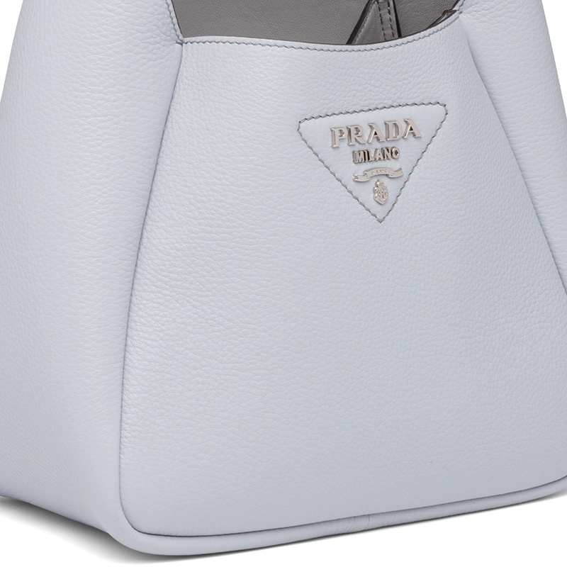 商品Prada|PRADA/普拉达 经典款 女士矢车菊蓝皮革饰有金属三角徽标单肩手提包1BC127_2DKV_F010I_V_OOM,价格¥19891,第2张图片详细描述