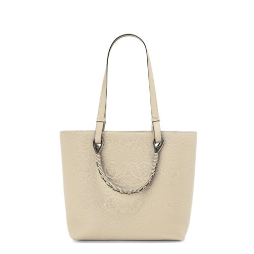 商品Loewe|【包税】LOEWE/罗意威 22春夏新款 女士小号浅燕麦色徽标压纹粒面小牛皮手提单肩托特包A717S72X03-2461,价格¥15393,第5张图片详细描述