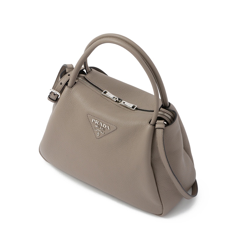 商品Prada|PRADA/普拉达 22春夏新款 女士大号黏土灰色皮革饰有三角徽标配织物肩带拉链开合单肩斜跨手提包1BC170_2DKV_F0572_V_3OO,价格¥26557,第4张图片详细描述