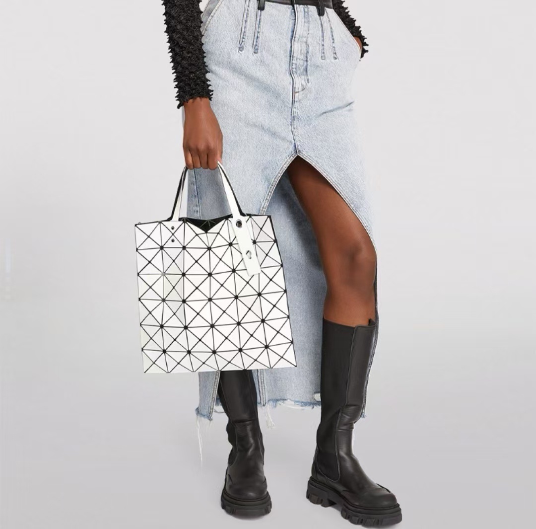 商品[国内直发] Issey Miyake|三宅一生 ISSEY MIYAKE Lucent系列 六格亮面大容量 人造革 托特包Tote包购物袋电脑包单肩手提包 女款 白色,价格¥2282,第5张图片详细描述