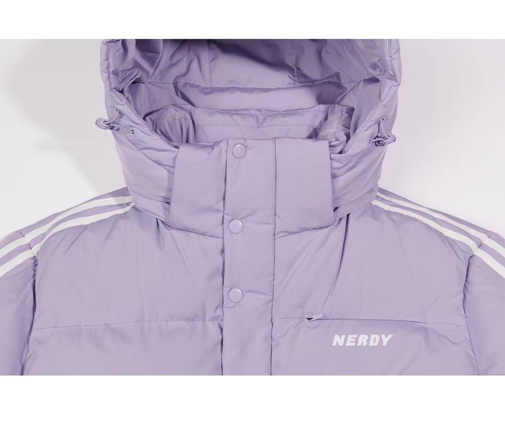 商品NERDY|【享贝家】NERDY 印花宽松连帽羽绒服外套 男女同款 紫色（预售款，10天发货） PNEW21DJ02,价格¥568,第3张图片详细描述