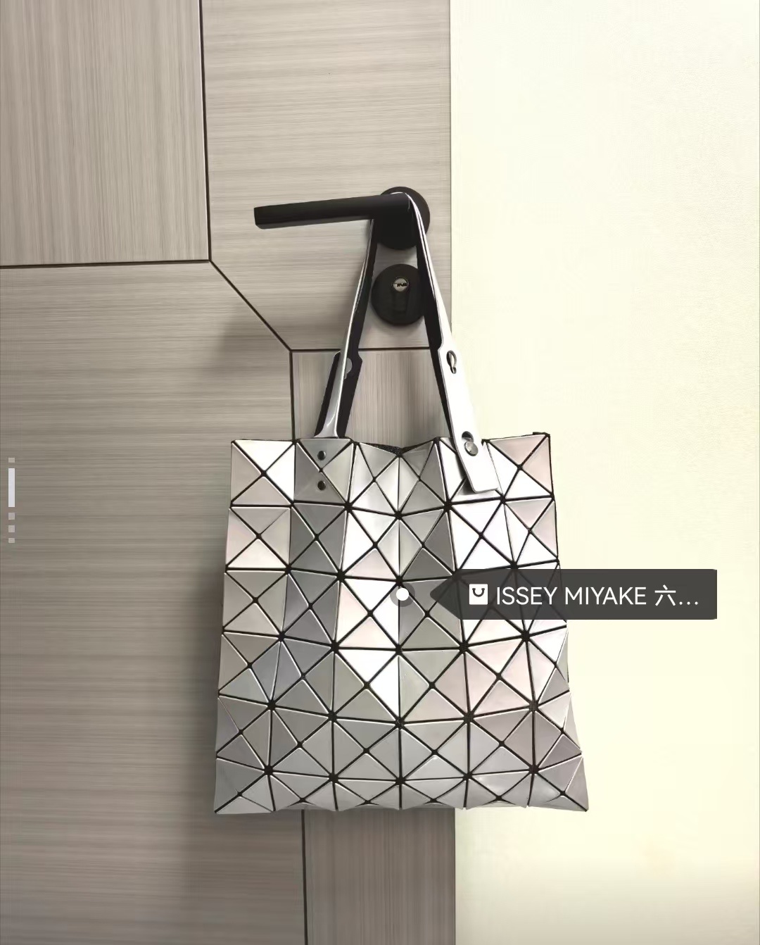 商品[国内直发] Issey Miyake|三宅一生 ISSEY MIYAKE Lucent系列 六格亮面大容量 人造革 托特包Tote包购物袋电脑包单肩手提包 女款 白色,价格¥2282,第9张图片详细描述
