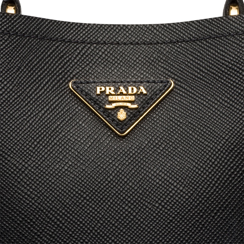 商品Prada|PRADA/普拉达 22新款 Panier系列 女士小号黑色saffiano皮革金色徽标磁扣拆卸肩带皮革手柄单肩手提斜挎包,价格¥23565,第3张图片详细描述