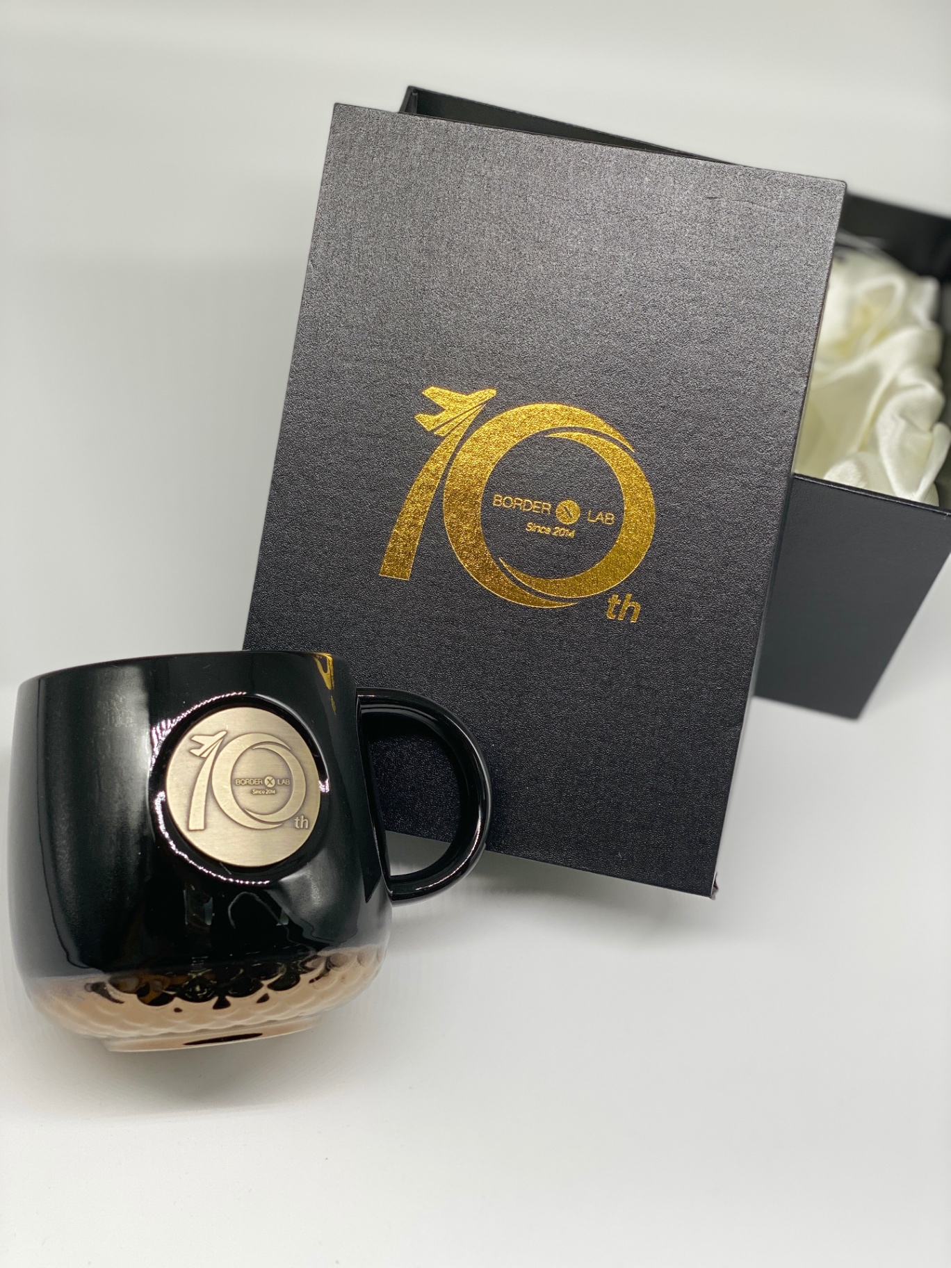 商品[国内直发] Beyond Impression|别样10周年订制 复古铜牌陶瓷马克杯大容量铜章办公喝水杯子 黑色鱼鳞礼盒礼袋装 414ml,价格¥102,第7张图片详细描述