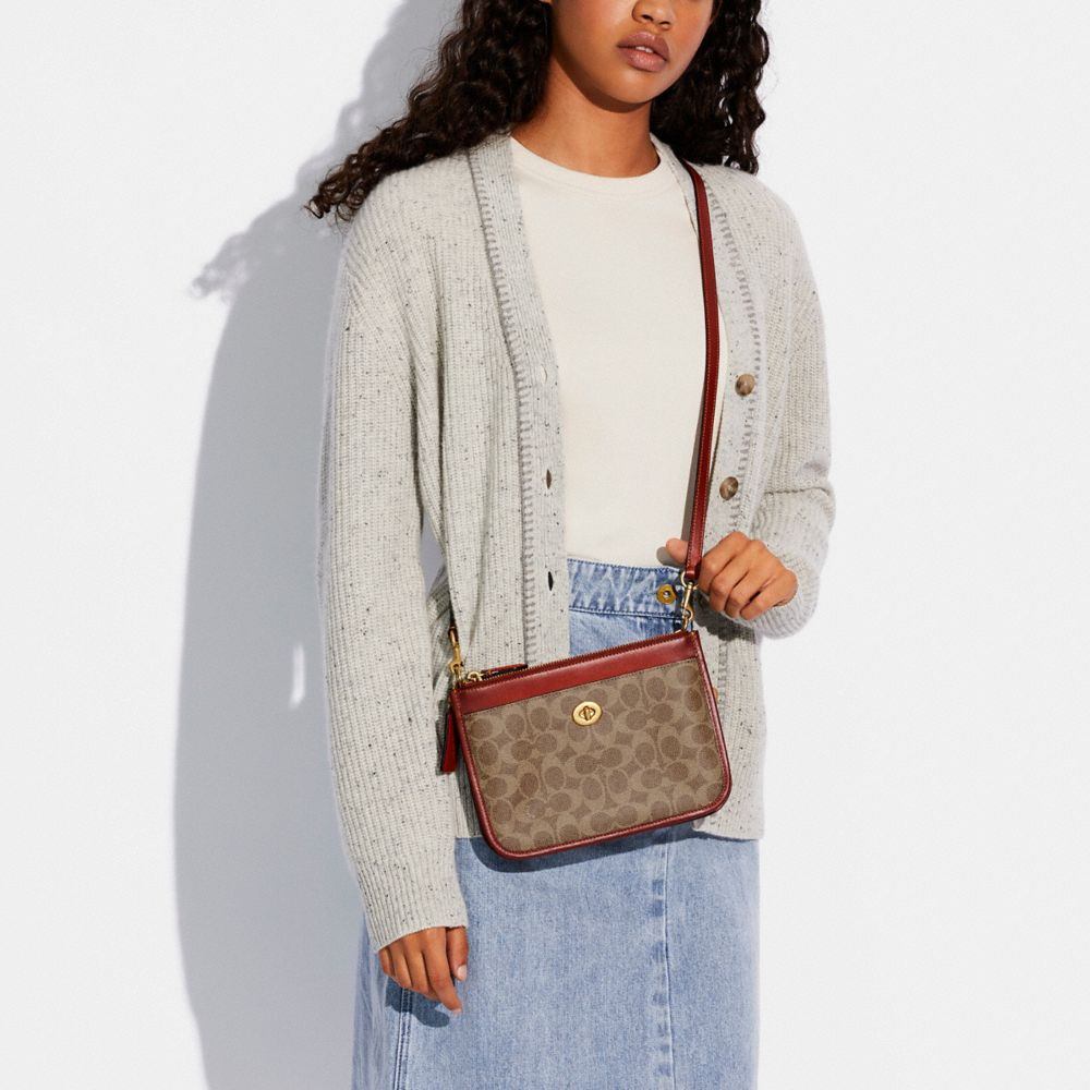 商品[国内直发] Coach|蔻驰女包Turnlock 22经典老花帆布配皮拉链单肩斜挎包小号 卡其色 C6661 B4NQ4,价格¥806,第3张图片详细描述