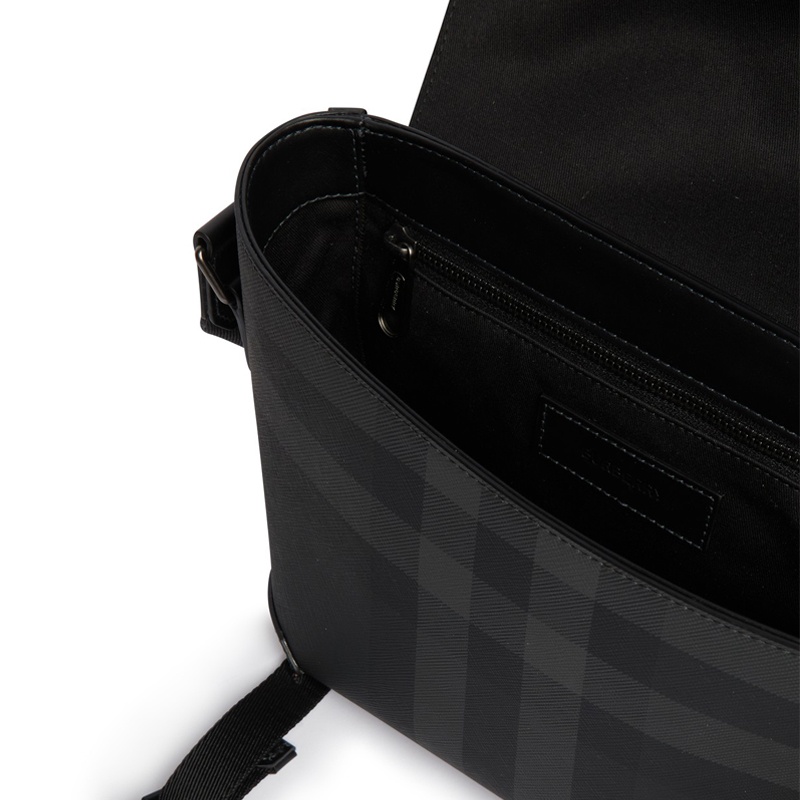 商品Burberry|博柏利 23年款 Wright系列 男士木炭色皮革小号格纹邮差包,价格¥10057,第2张图片详细描述