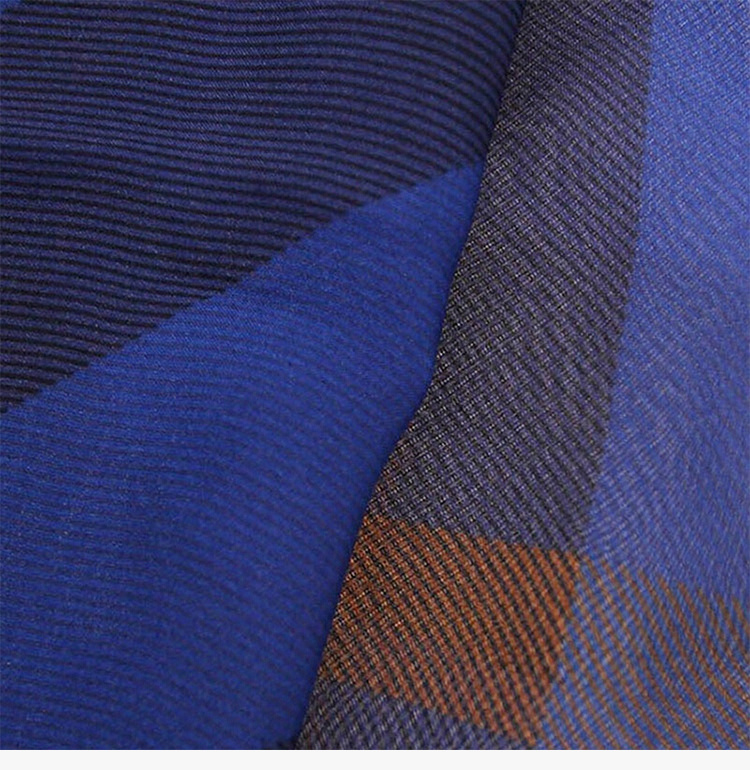 商品Burberry|Burberry 博柏利 中性深蓝色格纹桑蚕丝围巾 3907861,价格¥1804,第7张图片详细描述