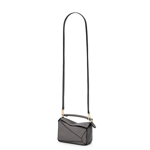 商品Loewe|【包税】LOEWE/罗意威 22新款Puzzle系列 女士迷你款沥青灰色柔软粒面小牛皮单肩斜挎手提拼图包A510U95X37-1640,价格¥13726,第1张图片详细描述