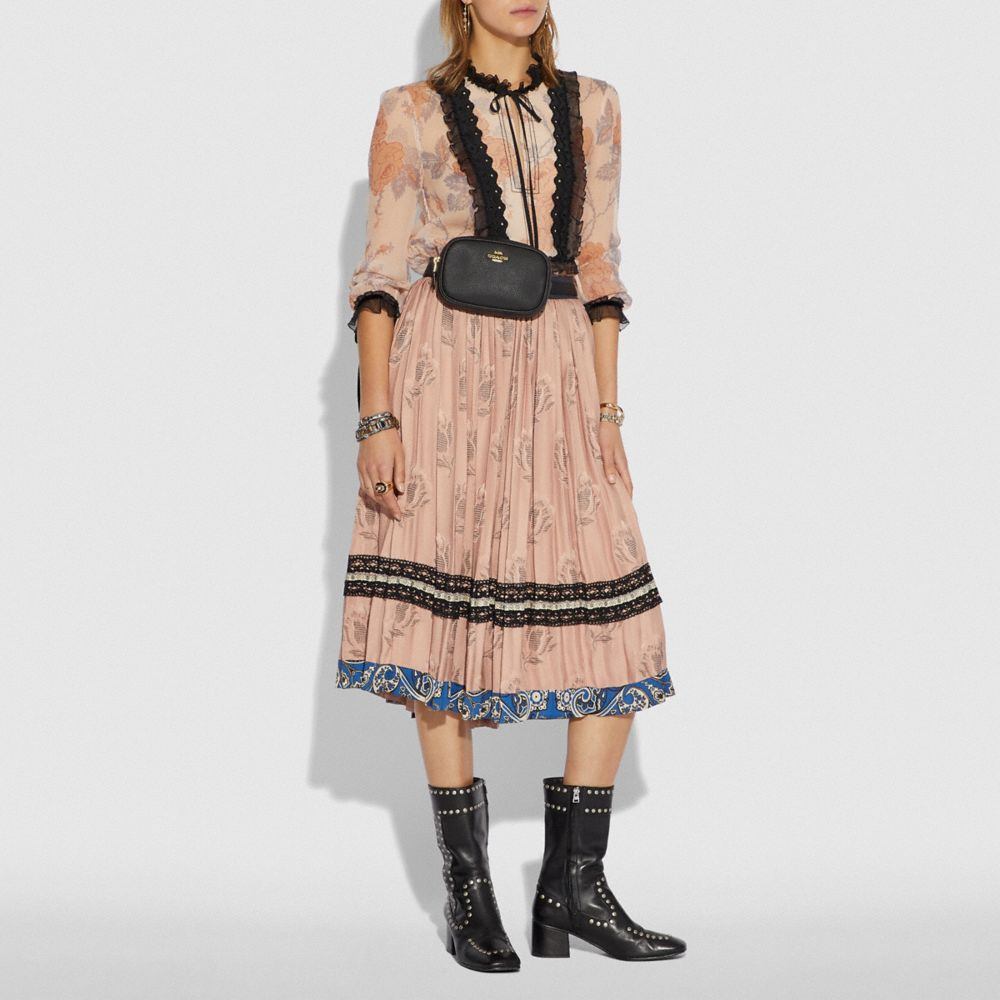 商品[国内直发] Coach|COACH女包蔻驰 奢侈品 女士简约时尚黑色皮质单肩斜挎腰包小号手拿包礼物送女友 39938 GDBLK,价格¥740,第2张图片详细描述